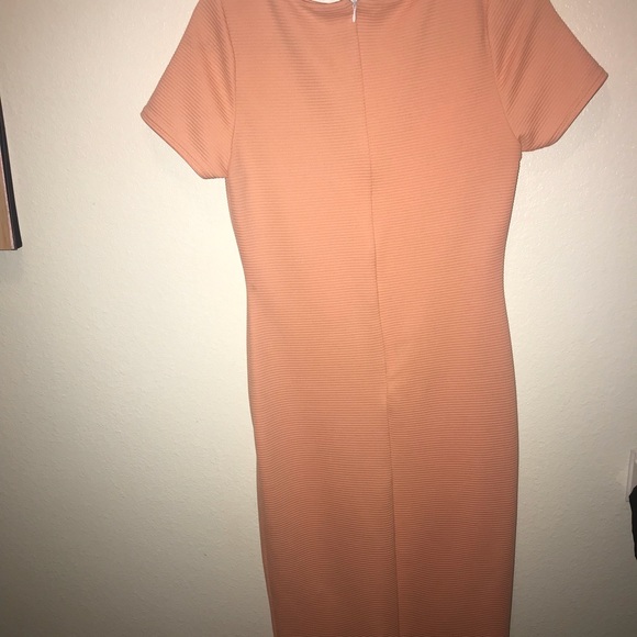 Peach scalloped dress - Picture 2 of 4
